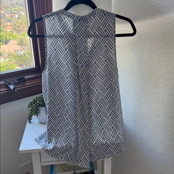 Sleeveless Women’s Blouse Tank Top Medium, Blue & White, Sheer Geometric Pattern - Picture 7 of 13